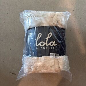 Lola blanket, caramel and cream, brand new size large